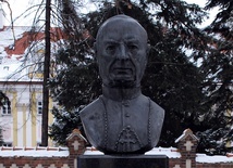Przy bazylice trzebnickiej stanął pomnik bł. kard. Wyszyńskiego