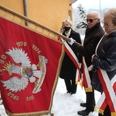 Poczet z 40-letnim sztandarem Solidarności z Rajczy.