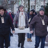 	Rzeźba towarzyszyła panom w modlitewnym marszu przez miasto. O pierwszej sobocie miesiąca pamiętali również w Pile, Słupsku i Szczecinku.