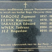 	Tablica będzie przypominać o kapłanach ofiarnie pracujących w Paszowicach. 