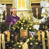 	Liturgii pogrzebowej przewodniczył  bp Marek Szkudło.