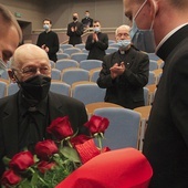 Wydarzenie zadedykowano ks. prof. Michałowi Hellerowi  z okazji 85. rocznicy urodzin.