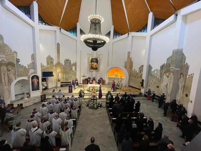 Mszy św. pogrzebowej przewodniczył bp Romuald Kamiński.