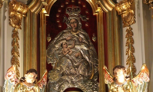 Wizerunek Matki Bożej Pocieszenia w ołtarzu głównym kościoła w Rzykach.