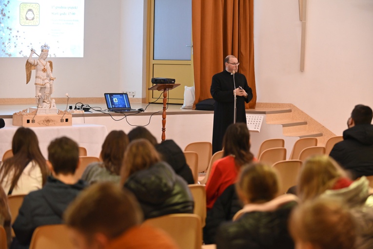 Ks. Mirosław Benedyk prowadzący spotkanie dla młodych w Świdnicy.