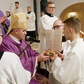 - Przyjmij naczynie z chlebem do sprawowania Eucharystii i tak postępuj, abyś mógł godnie służyć Kościołowi przy stole Pańskim - mówił bp Zieliński.