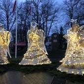 Rozświetlone anioły w centrum Rudnika nad Sanem.