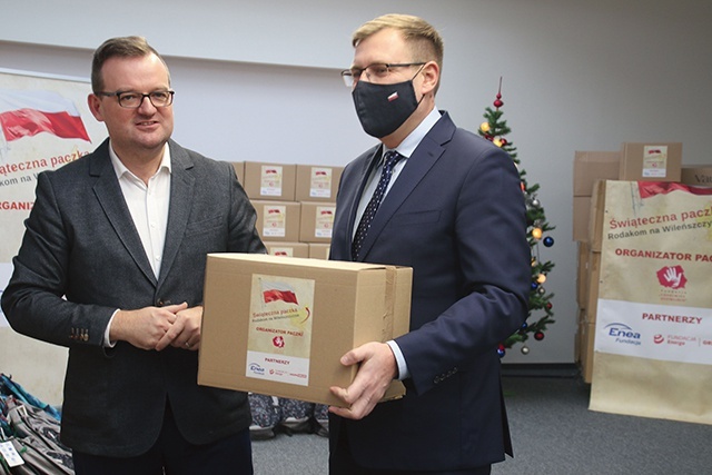 Minister Maciej Małecki i Witold Wybult (od prawej) podsumowali na konferencji prasowej tegoroczną zbiórkę darów dla Kresowiaków.