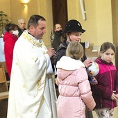 ▲	Ksiądz Józef Figiel wniósł relikwie bł. o. Franciszka Marii  od Krzyża Jordana.