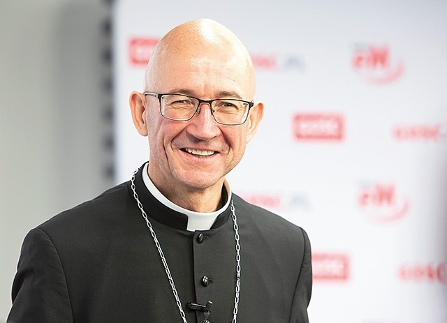 Abp Adrian Galbas  Ma 53 lata. Jest doktorem teologii duchowości.  Studiował dziennikarstwo.  W czasie dotychczasowej posługi pełnił  m.in. funkcję prefekta alumnów w Wyższym Seminarium Duchownym Księży Pallotynów w Ołtarzewie. W latach 2011–2019  był prowincjałem Prowincji Zwiastowania Pańskiego w Poznaniu, a następnie biskupem pomocniczym diecezji ełckiej.