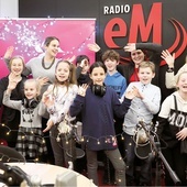 Pracownicy firmy Tauron wraz z dziećmi z Domu Aniołów Stróżów podczas nagrywania kolęd w studiu Radia eM.