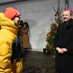 Abp Wojda na Wigilii dla potrzebujących u oo. dominikanów