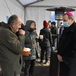 Abp Wojda na Wigilii dla potrzebujących u oo. dominikanów