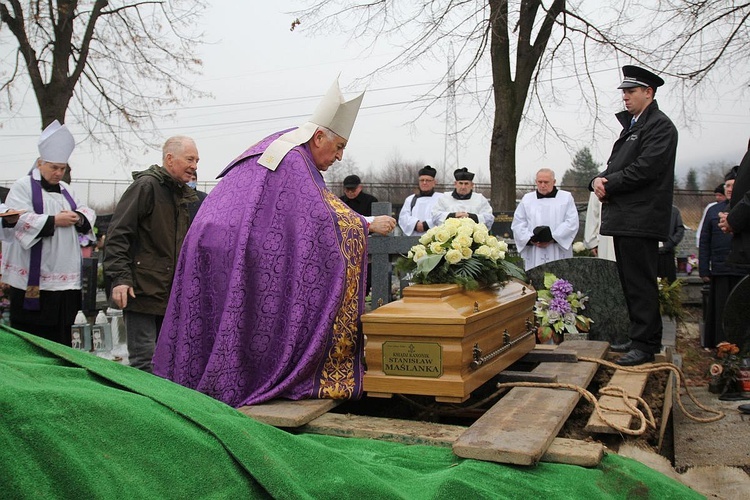 Bp Jan Szkodoń przewodniczył uroczystości pogrzebowej śp. ks. kan. Stanisława Maślanki w Bielsku-Białej Lipniku.