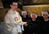 Ks. Sławomir Czajka odprawiał Mszę św. w Grocie Narodzenia.
