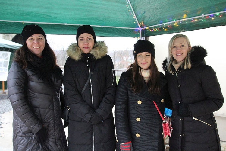Bestwińska ekipa zaangażowana w organizację charytatywnego jarmarku bożonarodzeniowego dla Emilki Radzik.