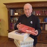 Biskup pamięta o prezentach dla domowników.