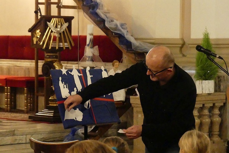 W Białej Tomasz Marcalik zaprosił dzieci na katechezę o Bożym Narodzeniu.