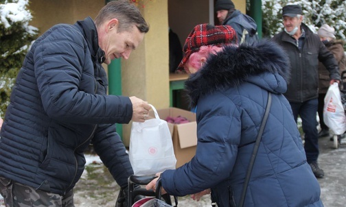Grzegorz Giercuszkiewicz, wicedyrektor Caritas, także rozdawał paczki potrzebującym w Bielsku-Białej.