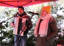 Agnieszka Olchowy i Sebastian Frączek kolędowali dla osób, które skorzystały z zaproszenia Caritas i przyszły po świąteczne paczki.