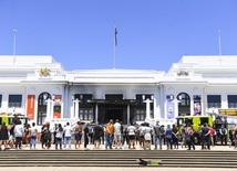 Australia: Demonstrujący na rzecz rdzennej ludności podpalili drzwi do gmachu b. parlamentu