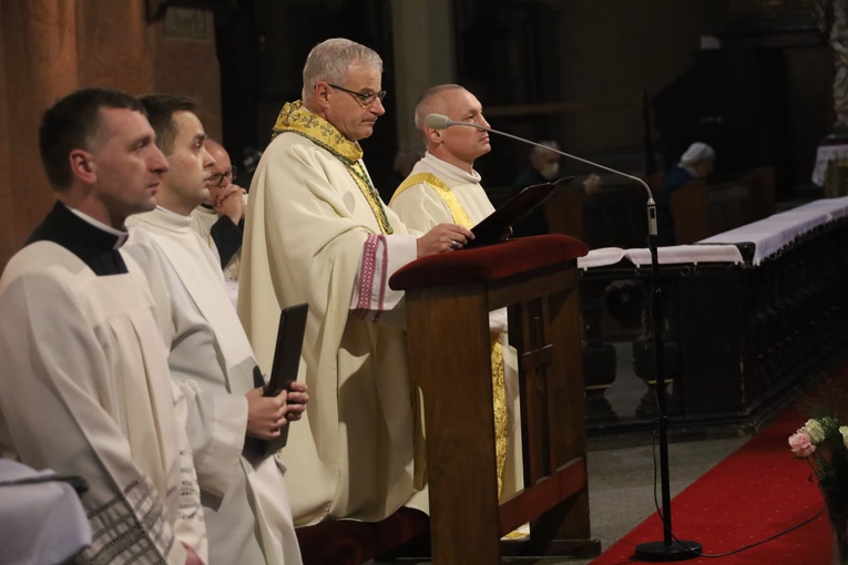 Po Mszy św. bp Marek Mendyk dziękował przed Najświętszym Sakramentem za miniony rok.