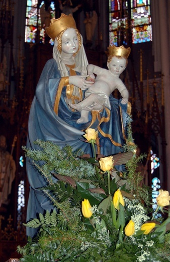 Figura Matki Bożej Pięknej, która nawiedzała parafie diecezji radomskiej z okazji Jubileuszu Roku 2000, a która dziś znajduje się w kościele na radomskiej Koziej Górze. 