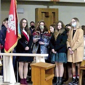 Młodzi z CKZiU w Andrychowie podczas Mszy św.  w intencji śp. Romana.