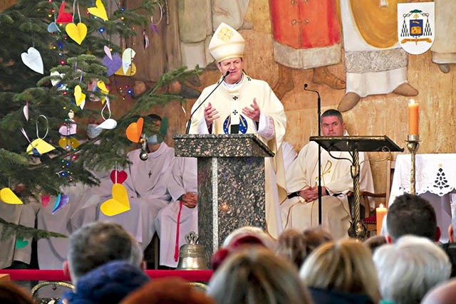 Uroczystą Eucharystię metropolita gdański sprawował w kościele pw. św. Stanisława BM i bł. Karoliny Kózkówny w Leźnie.