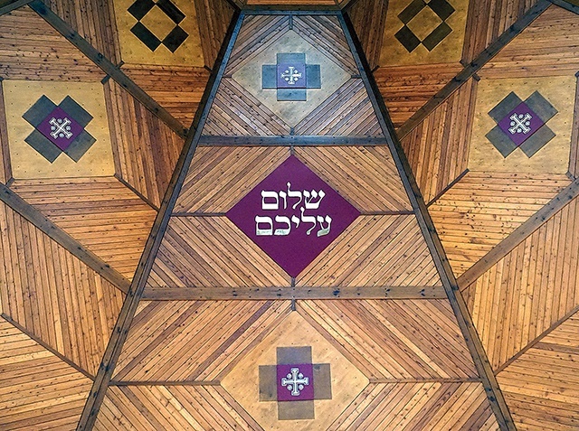 Pozdrowienie w języku hebrajskim i krzyżyki jerozolimskie.