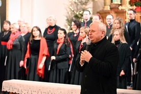 Chórzystów i dyrygent przywitał ks. Tadeusz Chlipała, miejscowy proboszcz.