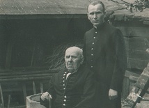 Ks. Jan Macha z dziadkiem Tomaszem. Zdjęcie z 1939 roku.