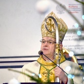 Bp Marek Mendyk w czasie głoszenia homilii.