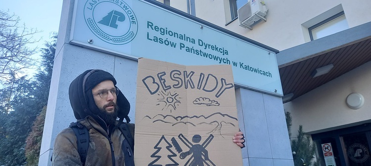 Katowice. Ekolodzy pikietowali w sprawie rezerwatu przyrody Madohora w Beskidzie Małym