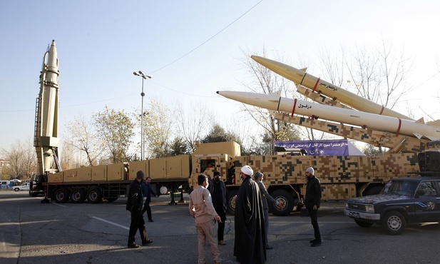 Iran: W Teheranie w miejscu publicznym ustawiono trzy rakiety balistyczne