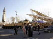 Iran: W Teheranie w miejscu publicznym ustawiono trzy rakiety balistyczne