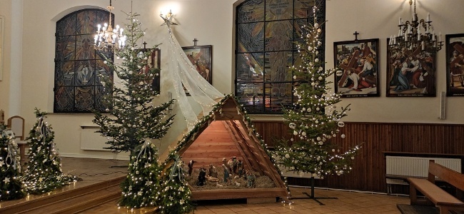 Dekoracja bożonarodzeniowa z kościoła pw. Zwiastowania NMP w Rudzie Malenieckiej.
