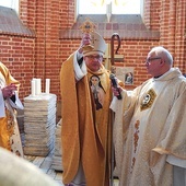 	Na zakończenie uroczystości biskup udzielił błogosławieństwa relikwiami patronki Europy.