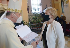 ▲	Bp Marek Solarczyk wręczył Teresie Połeć nominację na drugą kadencję prezesa Diecezjalnego Instytutu AK.