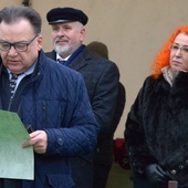 Akt erekcyjny czyta marszałek Adam Struzik. Na drugim planie dyrektor Mirosław Dziedzicki i Elżbieta Cichawa-Grabowska, dyrektor techniczno-inwestycyjny.