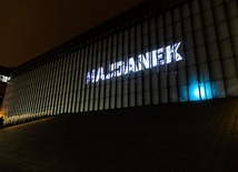 Jedną z form upamiętnienia więźniów jest napis "Majdanek" wyświetlany na Centrum Spotkania Kultur w Lublinie.