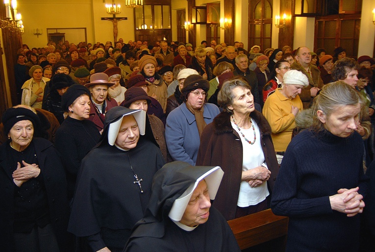 S. Petronela Uchrońska (na zdjęciu: w drugim rzędzie) w dawnej kaplicy sanktuarium Bożego Miłosierdzia w Płocku, 22 lutego 2008 r.