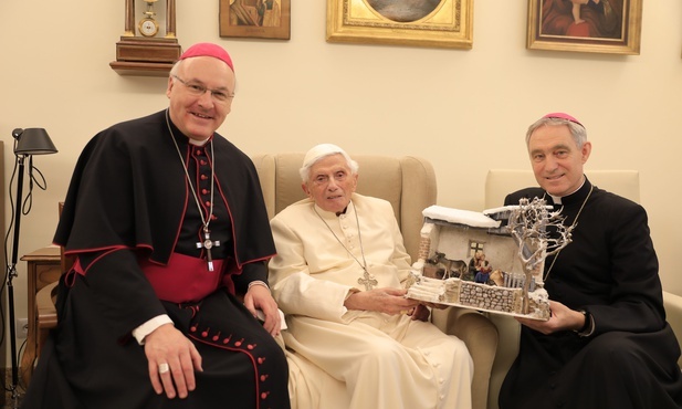 Watykan: Benedykt XVI słaby fizycznie, ale bacznie śledzi wydarzenia