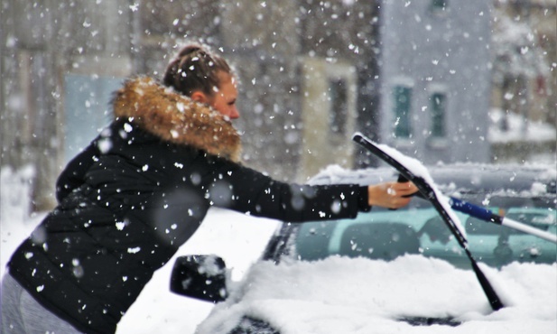 Śląskie. IMGW ostrzega przed silnym wiatrem, na południu regionu spodziewane są także intensywne opady śniegu