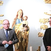 Ksiądz Jerzy Jurkiewicz i dyrektor Robert Ślusarek na otwarciu wystawy.