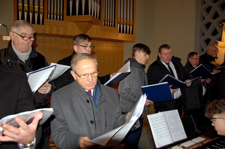 Koledy i pastorałki śpiewali panowie z parafialnego chóru męskiego.