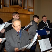 Koledy i pastorałki śpiewali panowie z parafialnego chóru męskiego.