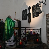 Krzyż Pamięci poświęcił ks. inf. Daniel Nowak, proboszcz parafii pw. Chrystusa Króla w Wejherowie.