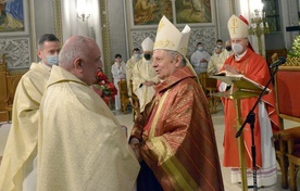 W imieniu obecnych życzenia biskupowi seniorowi składa ks. kan. Czesław Wawrzyńczak.