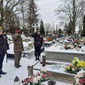 W Skierniewicach hołd powstańcom oddano m.in. na cmentarzu św. Józefa.